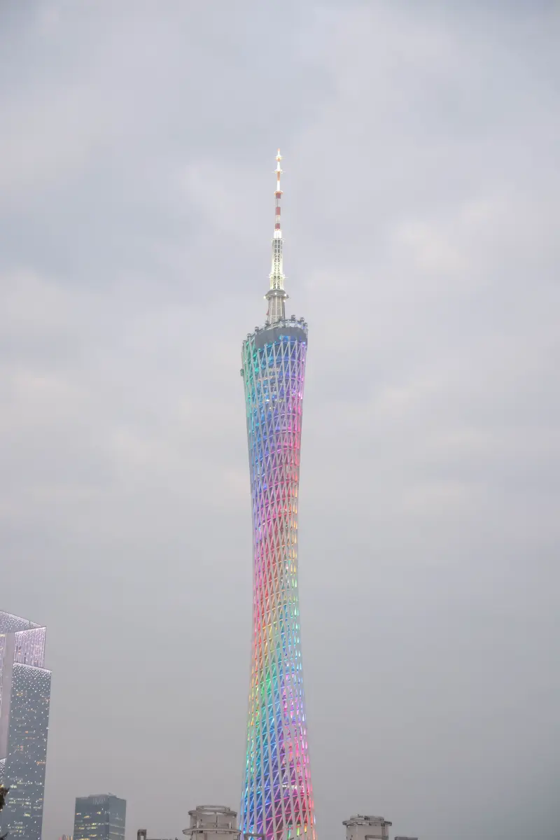 暮色中亮起彩色灯光的广州塔